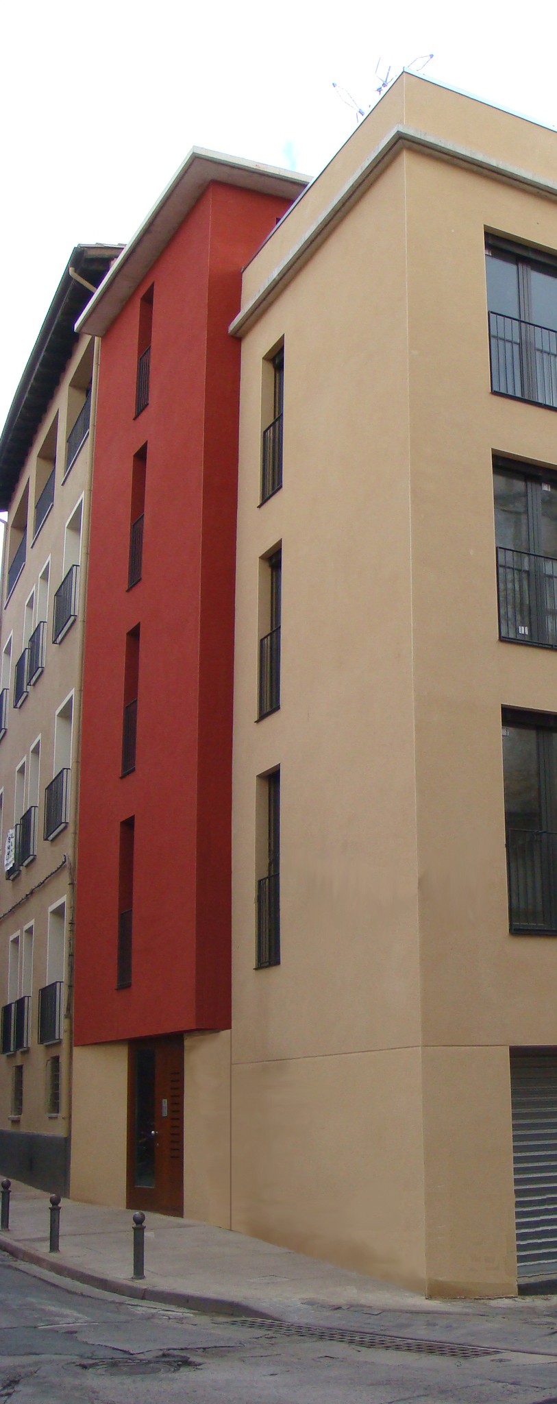 10 habitatges protegits i un local